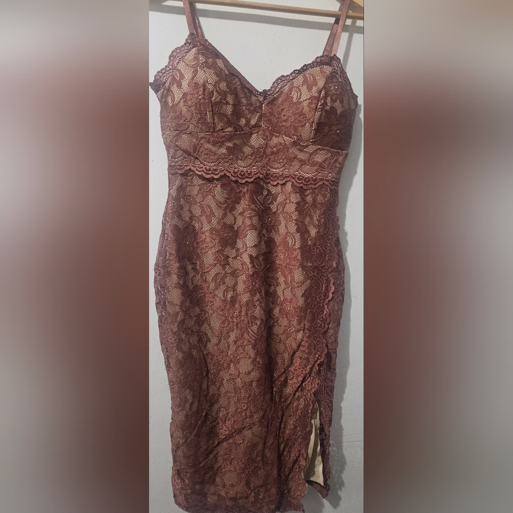 Windsor Lace Midi Dress in Mauve - Picture 4 of 5